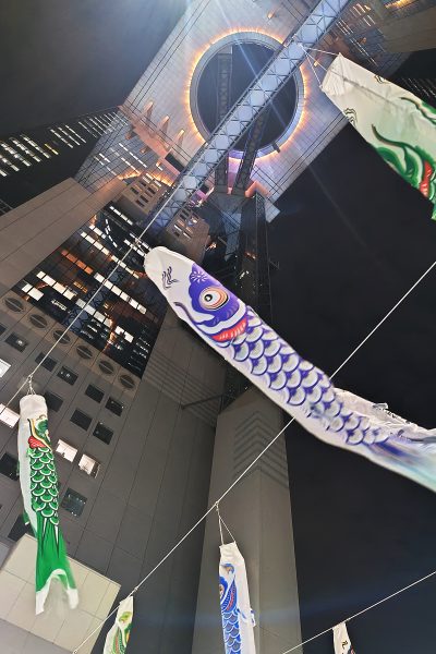梅田の空を泳ぐ鯉のぼり
